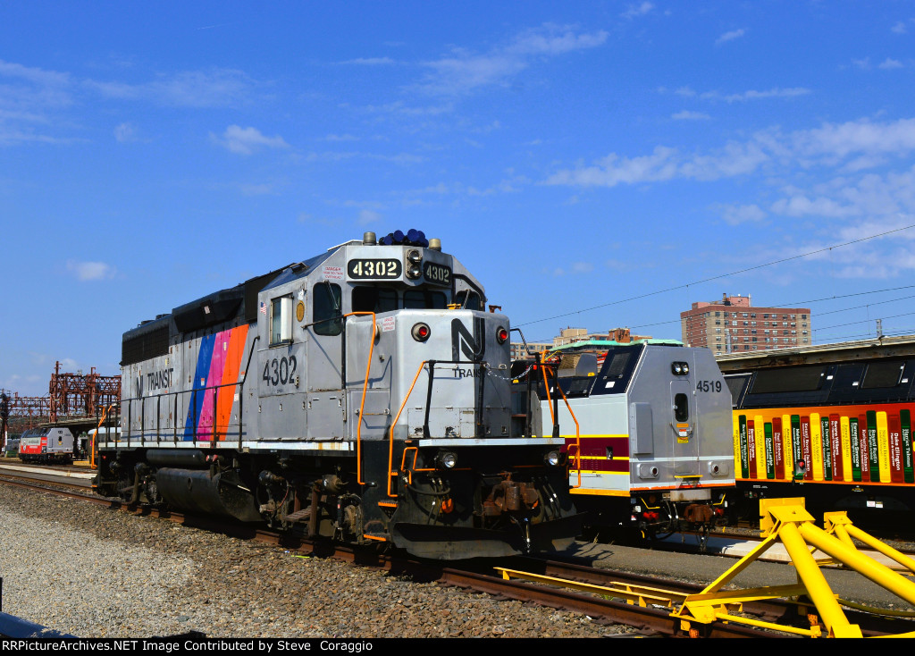 NJT 4302 Front-Nose-Cab-Long Hood View